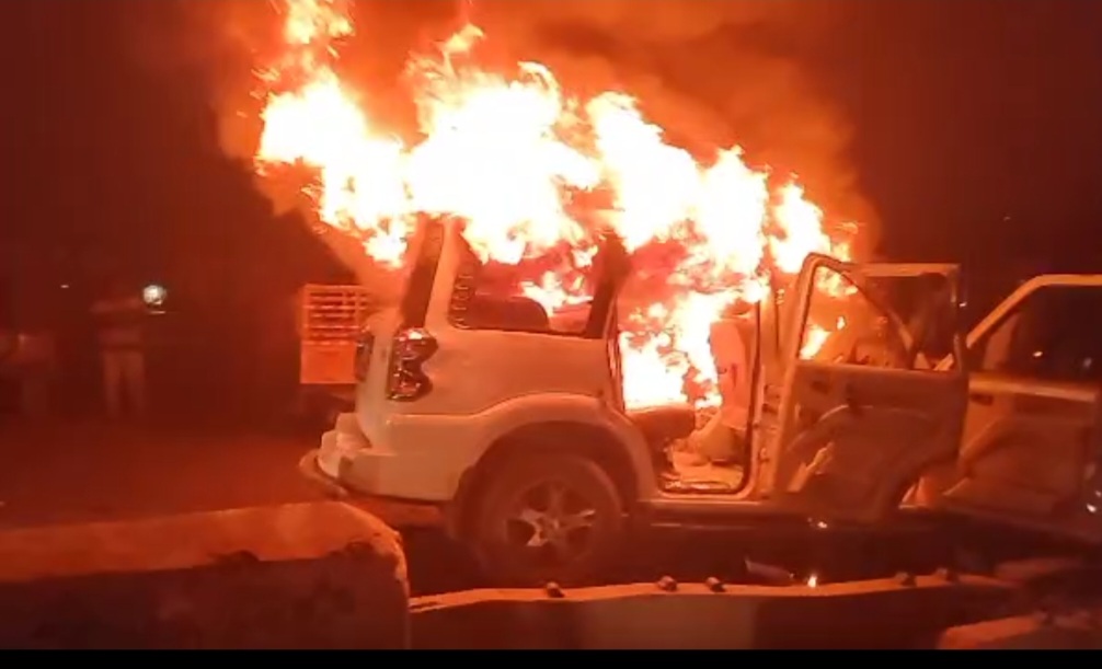 गुंटूर जिले के   माचरला में तेलुगु देशम पर्वतमाला पर वाई.एस.आर.सी. पी। हमला-.YSRCP गुटों ने उनके वाहनों और घरों को जला दिया।  –Watch The Video